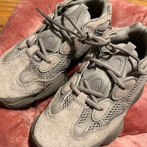 Yeezy x Adidas 500 ‘Ash Grey’ Sneakera